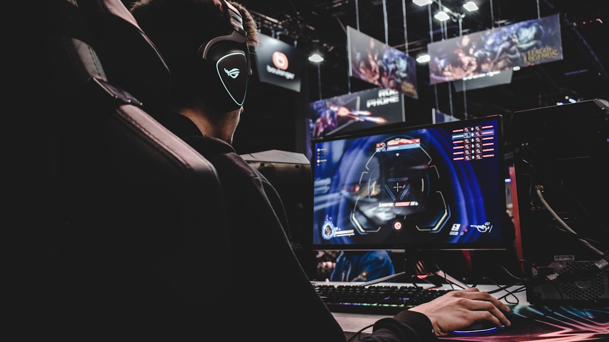 海外では巨大な観客を集めるeスポーツ。日本でようやく本格的な会場とプロシーンが根づき始めている。