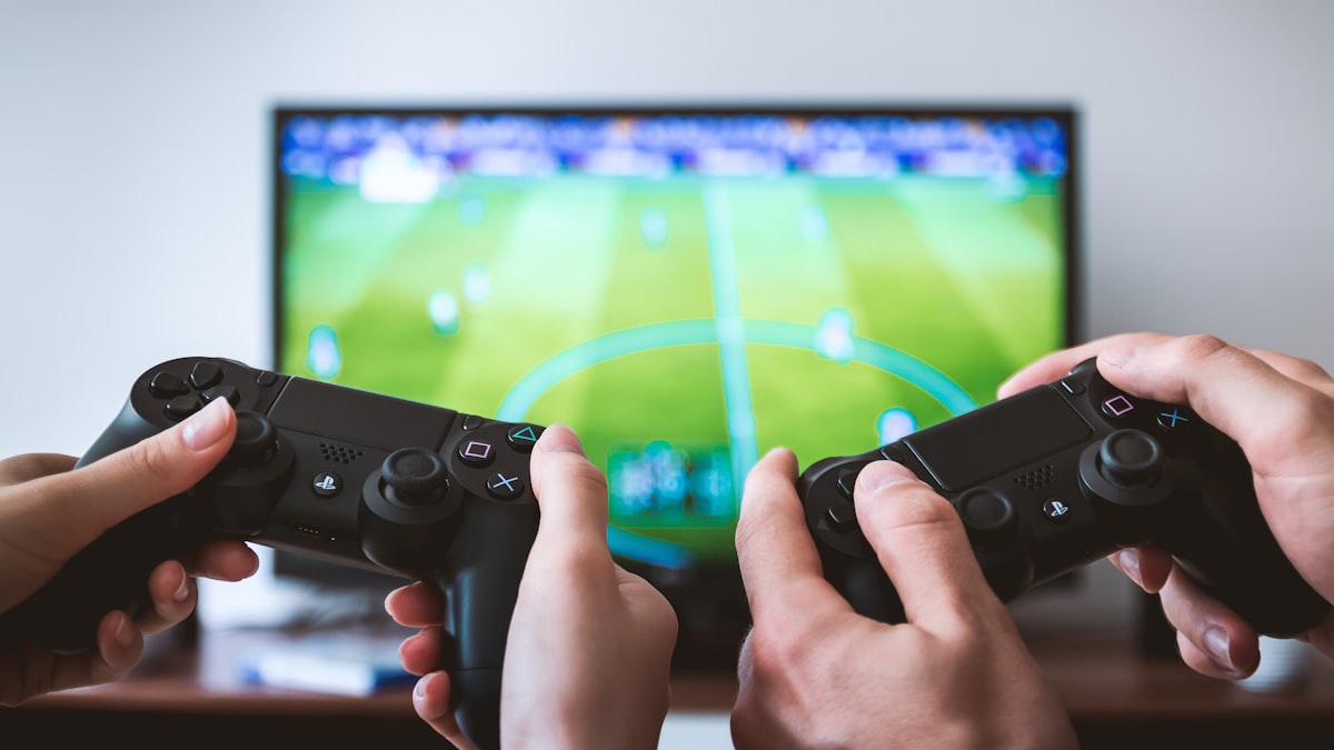 家庭用ゲーム機での遊び方。カプコンはデジタル販売と旧作の継続的な売上で高い利益率を確保している。（イメージ写真）